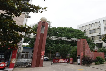 第三实验小学附近3室2厅1卫简装带储藏室